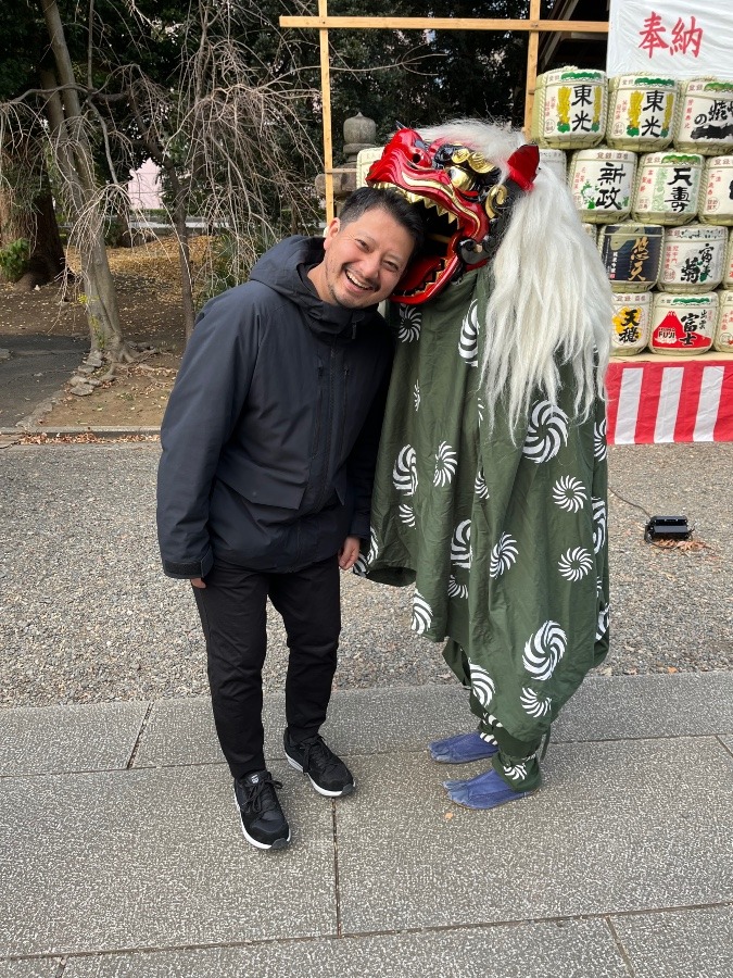 靖国神社の初詣で獅子舞に頭をかじってもらった